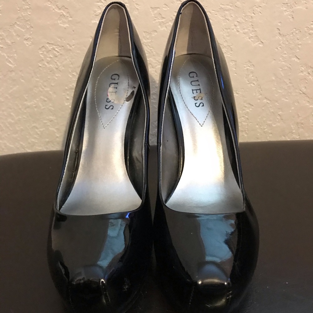 GUESS Black Pumps